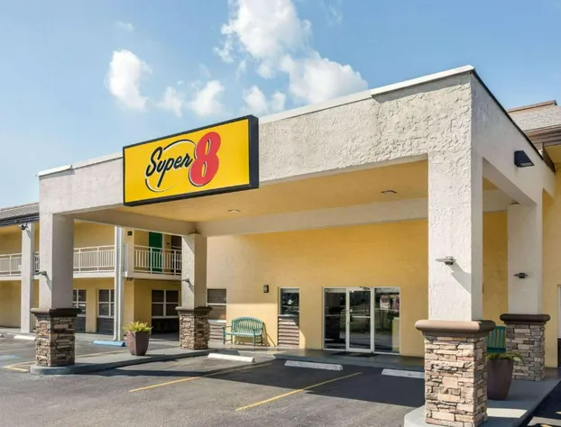 Super 8 by Wyndham Ellenton Bradenton Area hotel detail image 2