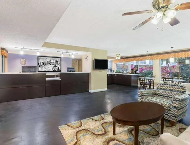 Super 8 by Wyndham Ellenton Bradenton Area hotel detail image 3