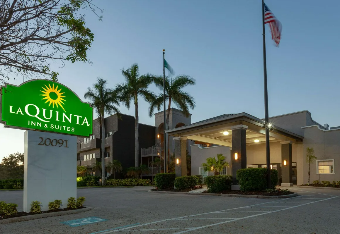 La Quinta Inn & Suites by Wyndham Ft. Myers-Sanibel Gateway hotel hero
