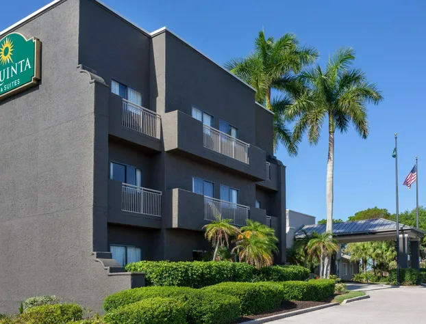 La Quinta Inn & Suites by Wyndham Ft. Myers-Sanibel Gateway hotel detail image 1