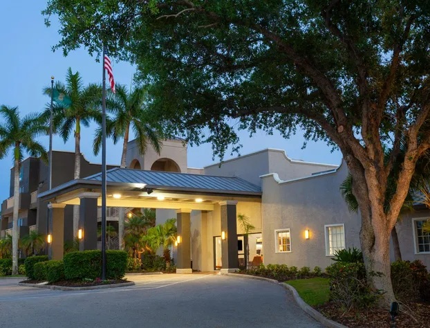 La Quinta Inn & Suites by Wyndham Ft. Myers-Sanibel Gateway hotel detail image 2