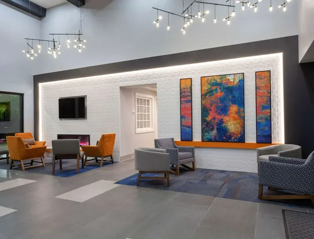 La Quinta Inn & Suites by Wyndham Ft. Myers-Sanibel Gateway hotel detail image 4