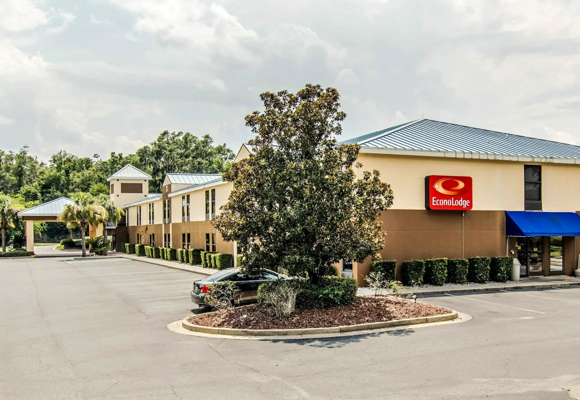 Econo Lodge Darien hotel hero