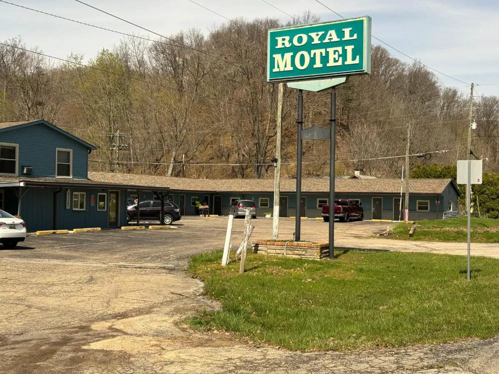 Royal Motel hotel hero