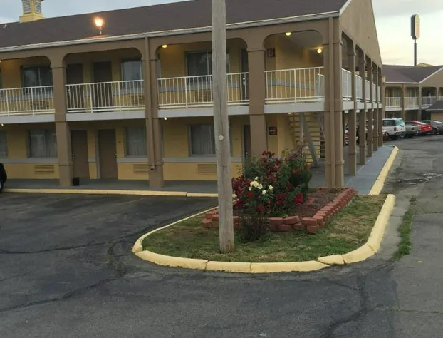 Deluxe Inn & Suites hotel detail image 1