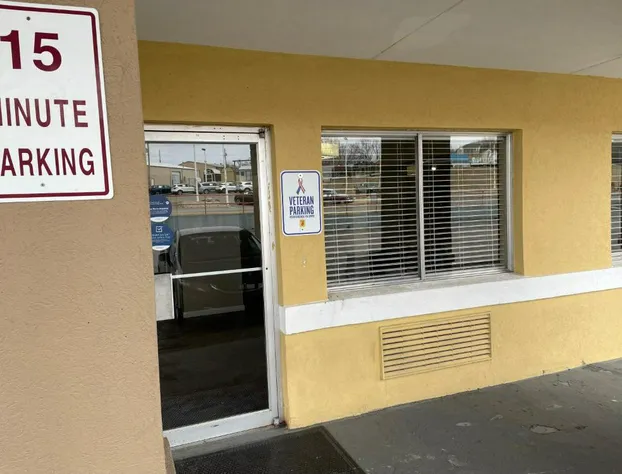 Deluxe Inn & Suites hotel detail image 2