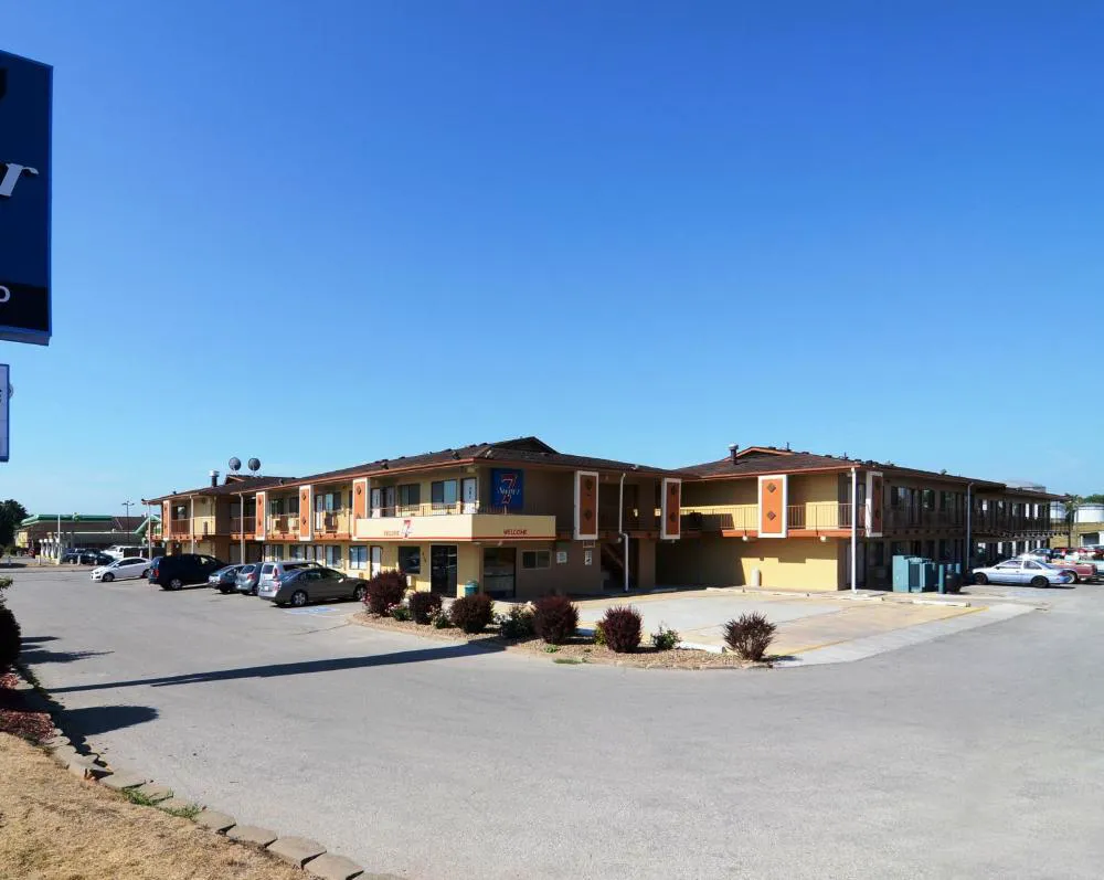 Super 7 Motel hotel hero