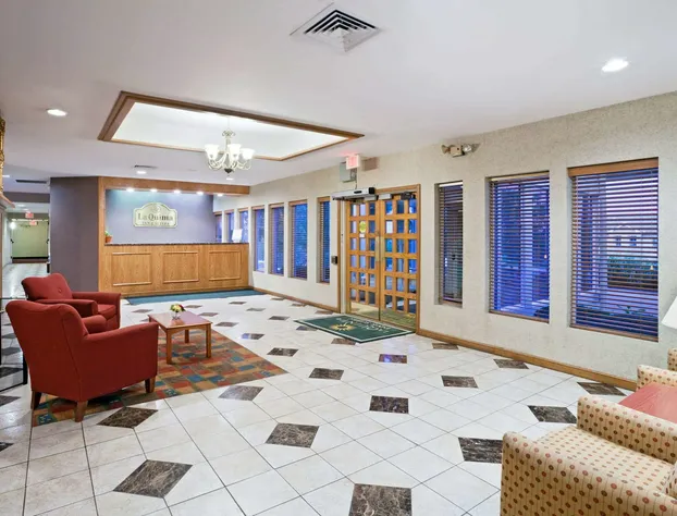 La Quinta by Wyndham Overland Park hotel detail image 4
