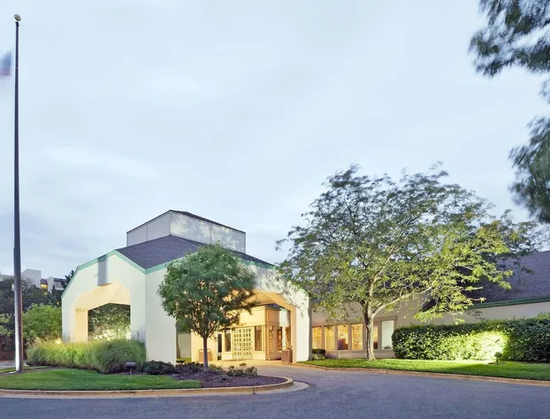 La Quinta by Wyndham Overland Park hotel detail image 1