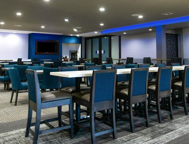 La Quinta Inn & Suites by Wyndham Joplin hotel detail image 3