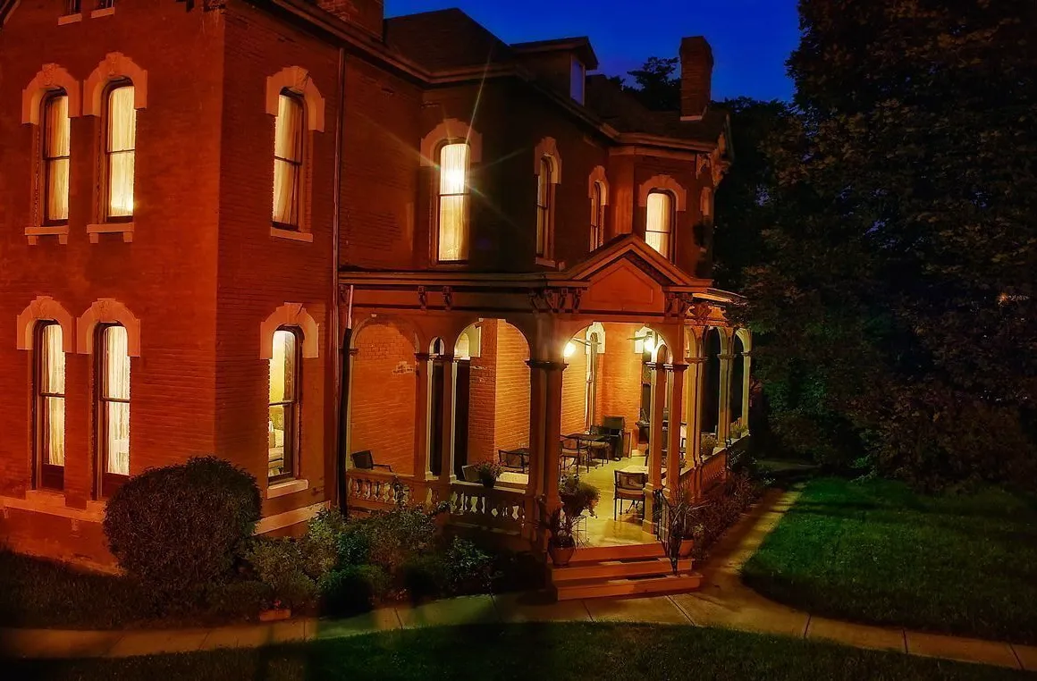 Whiskey Mansion hotel hero