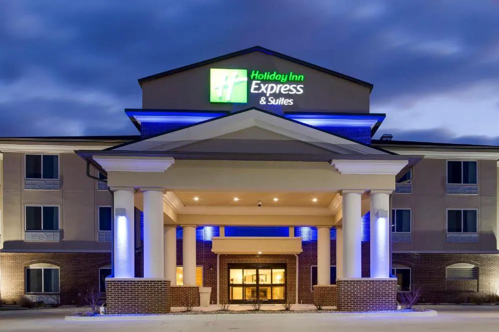 Holiday Inn Express & Suites Nevada by IHG hotel hero