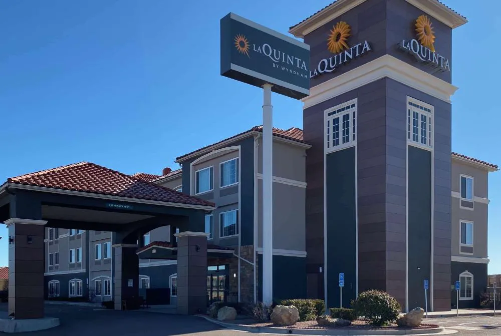 La Quinta Inn & Suites by Wyndham Gallup hotel hero