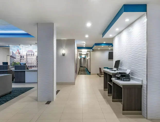 La Quinta Inn & Suites by Wyndham Latham Albany Airport hotel detail image 3