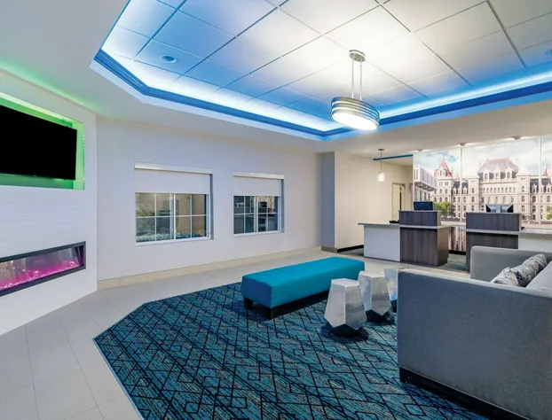 La Quinta Inn & Suites by Wyndham Latham Albany Airport hotel detail image 4
