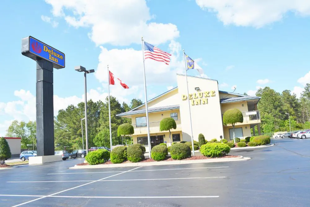 Deluxe Inn Fayetteville - I-95 Exit 49 hotel hero