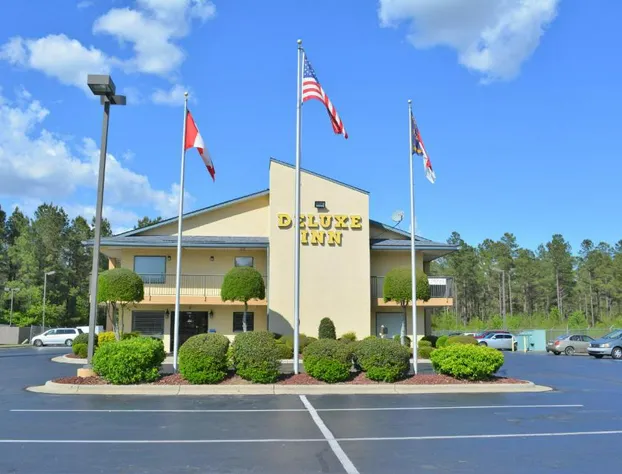 Deluxe Inn Fayetteville - I-95 Exit 49 hotel detail image 1