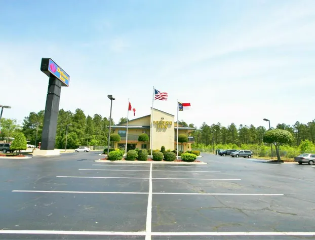 Deluxe Inn Fayetteville - I-95 Exit 49 hotel detail image 3