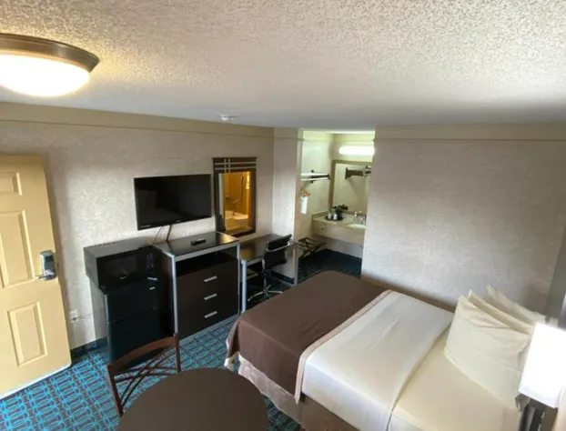 Deluxe Inn Fayetteville - I-95 Exit 49 hotel detail image 2