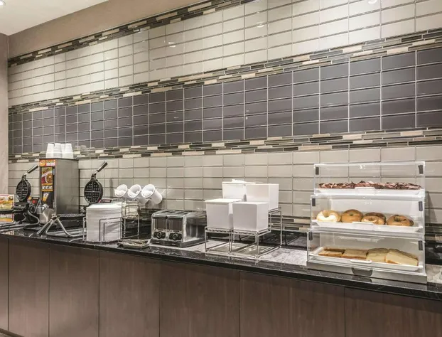 La Quinta Inn & Suites by Wyndham Cincinnati Sharonville hotel detail image 2