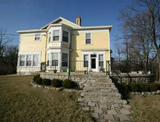 Six Acres Bed & Breakfast hotel detail image 2