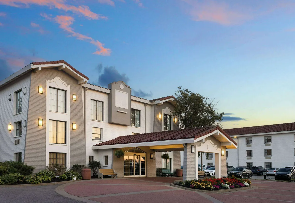 La Quinta Inn by Wyndham Pittsburgh Airport hotel hero