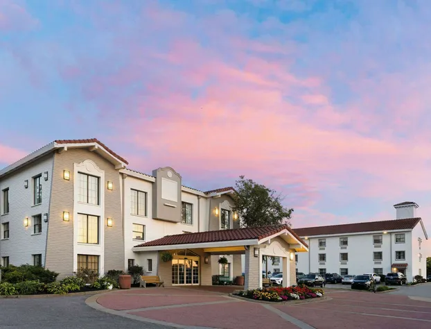 La Quinta Inn by Wyndham Pittsburgh Airport hotel detail image 1