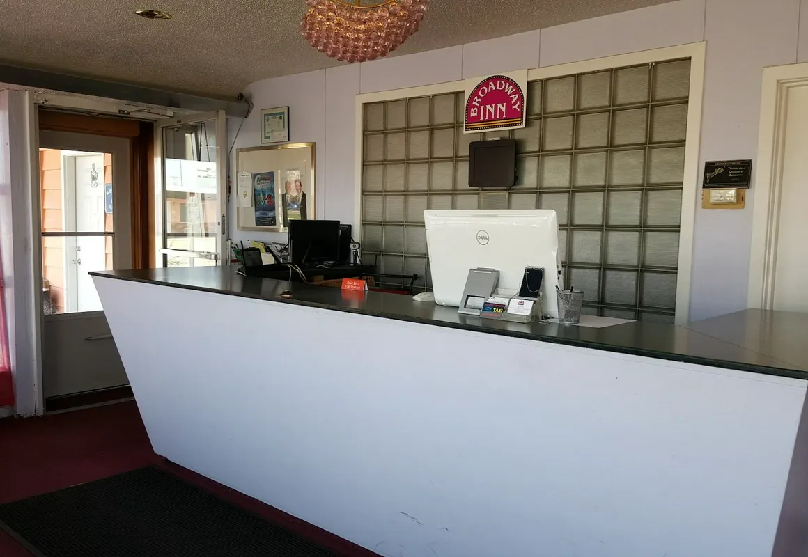 Broadway Inn Yankton hotel hero