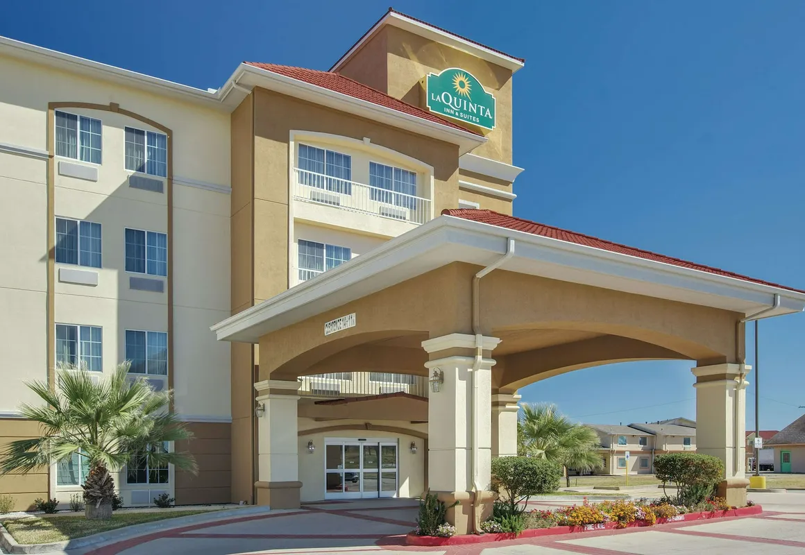 La Quinta Inn & Suites by Wyndham Corsicana hotel hero