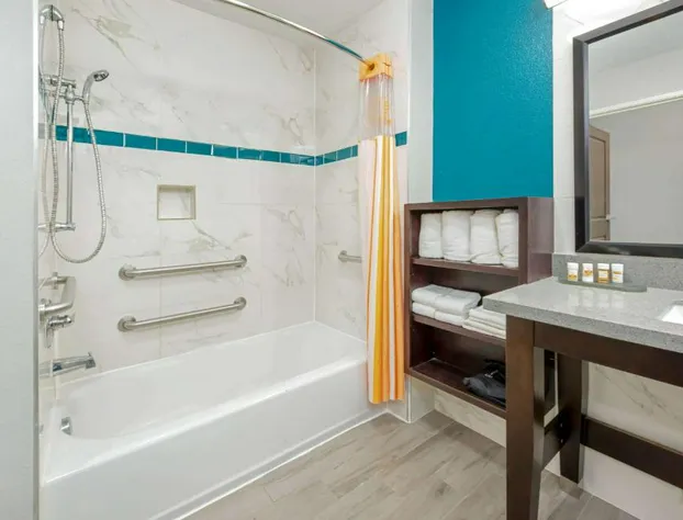 La Quinta Inn & Suites by Wyndham Houston Humble Atascocita hotel detail image 3