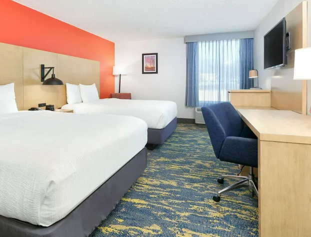 La Quinta Inn & Suites by Wyndham Dallas - Las Colinas hotel detail image 2