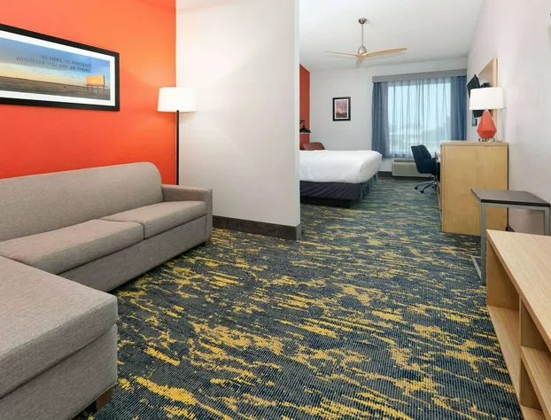 La Quinta Inn & Suites by Wyndham Dallas - Las Colinas hotel detail image 3