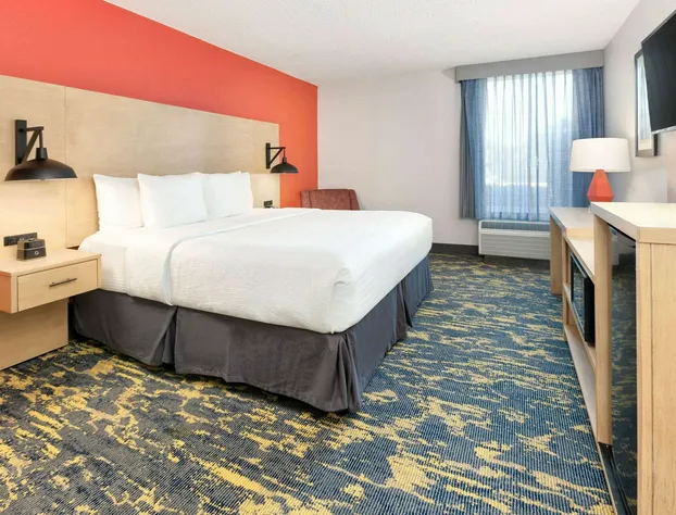 La Quinta Inn & Suites by Wyndham Dallas - Las Colinas hotel detail image 4