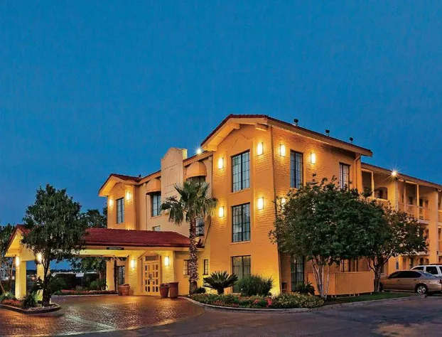 Super 8 by Wyndham San Antonio Near SeaWorld Ingram Park hotel detail image 1