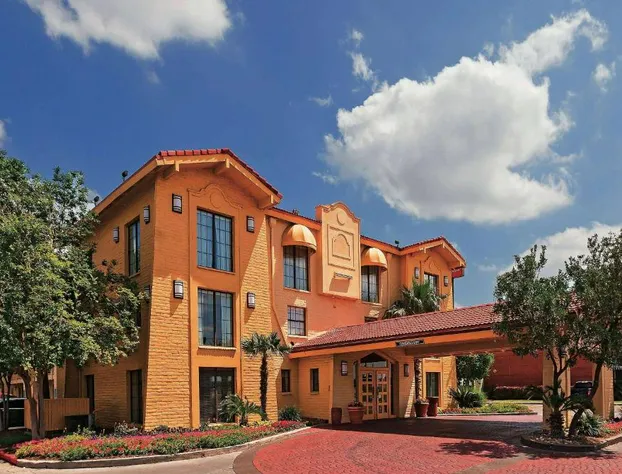 Super 8 by Wyndham San Antonio Near SeaWorld Ingram Park hotel detail image 2