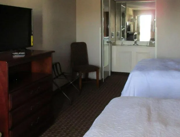 Econo Lodge Inn & Suites Manchester North hotel detail image 3