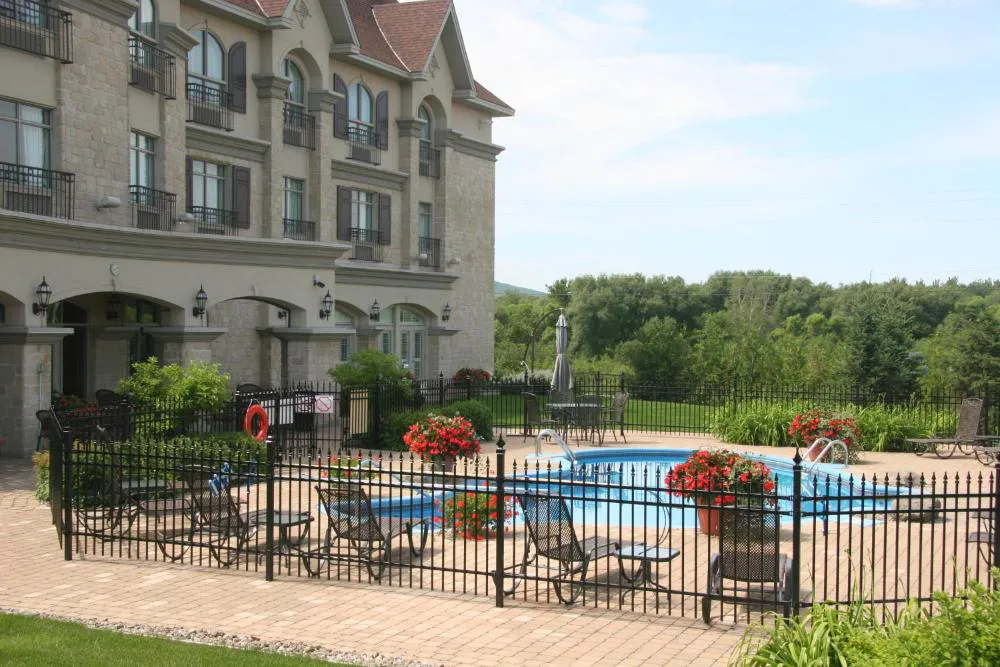 Le St-Martin Bromont Hotel & Suites hotel hero