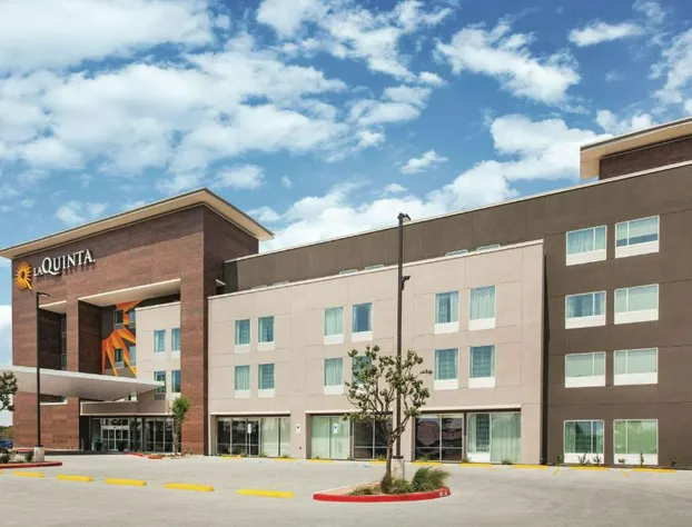 La Quinta Inn & Suites by Wyndham McAllen La Plaza Mall hotel detail image 1