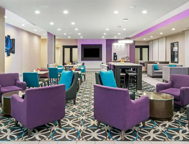 La Quinta Inn & Suites by Wyndham McAllen La Plaza Mall hotel detail image 3