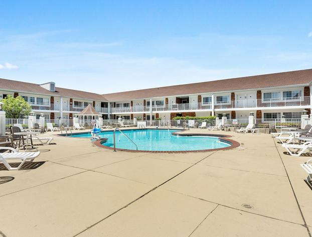 Days Inn & Suites by Wyndham Roseville/Detroit Area hotel detail image 1