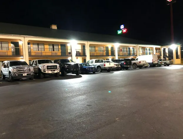 Howard Johnson by Wyndham Perry GA hotel detail image 2