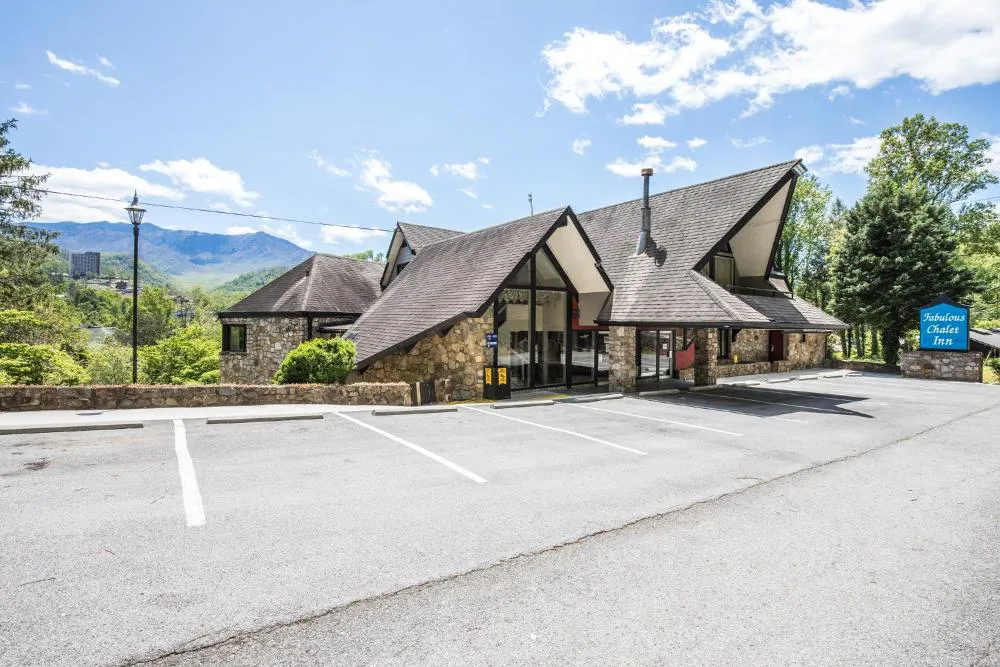 Chalet Inn hotel hero