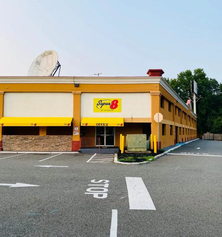 Super 8 by Wyndham Gloucester hotel hero