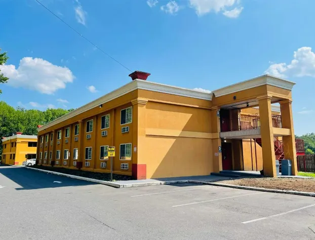 Super 8 by Wyndham Gloucester hotel detail image 1