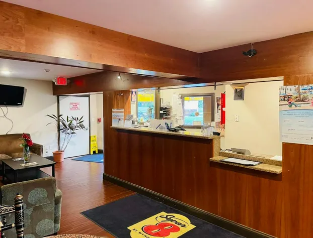 Super 8 by Wyndham Gloucester hotel detail image 3