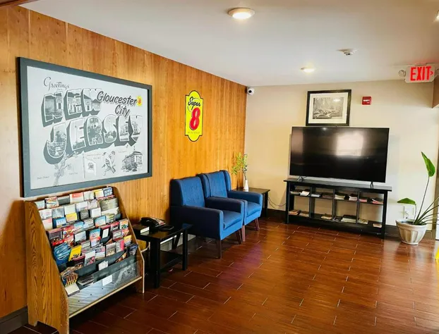 Super 8 by Wyndham Gloucester hotel detail image 4