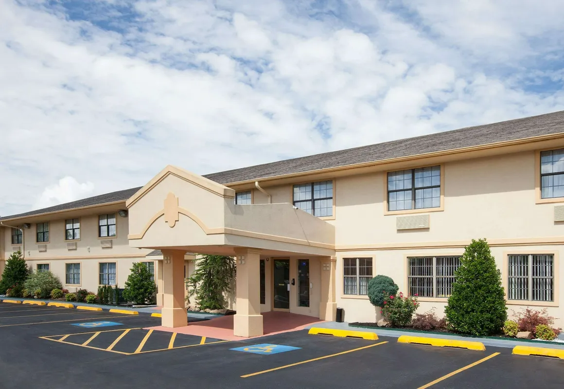 Super 8 by Wyndham Sulphur hotel hero