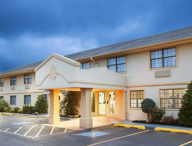 Super 8 by Wyndham Sulphur hotel detail image 1