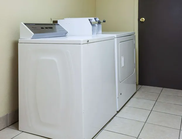 Super 8 by Wyndham Sulphur hotel detail image 4