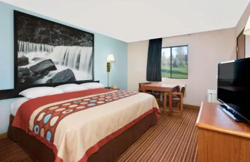 Super 8 by Wyndham Rock Port MO hotel detail image 3